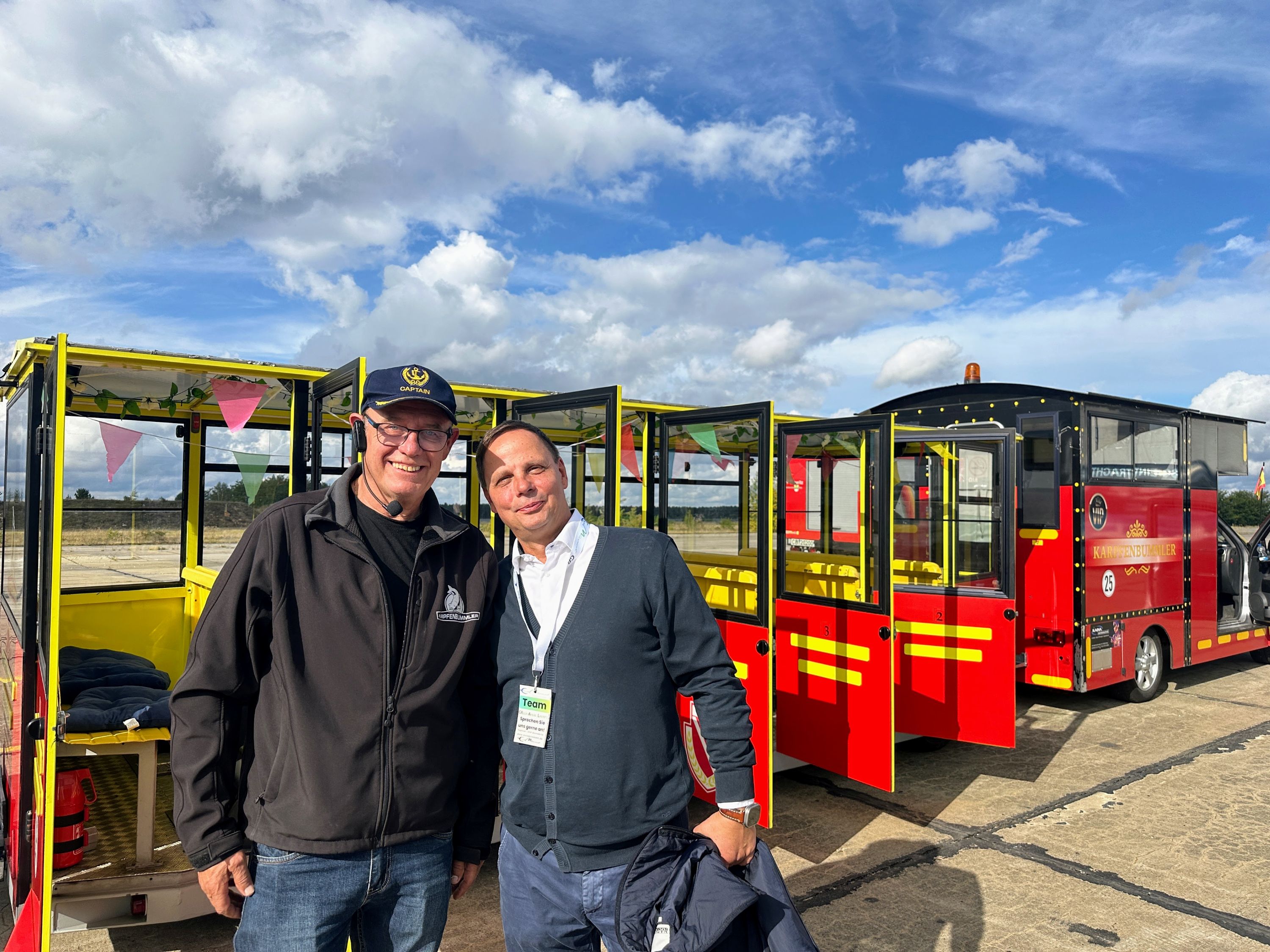 Nach der Fahrt mit dem „Karpfenbummler“: Bürgermeister Jörg Krakow (links) und Matthias Kraut (Euromovement) im Gespräch über Vergangenheit und Zukunft des Areals | BERLINboxx